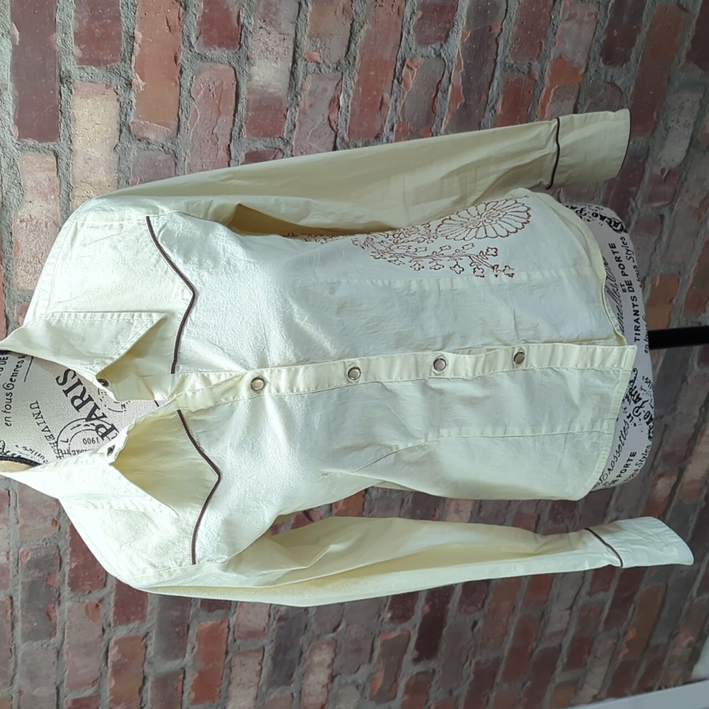 Ladies western embroidered shirt.